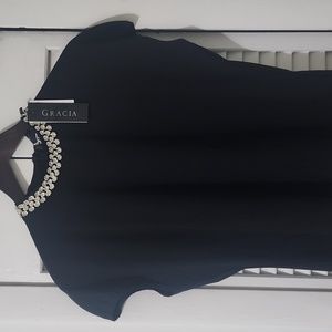 Blusa elegante con detalles plateados y piedras en el cuello